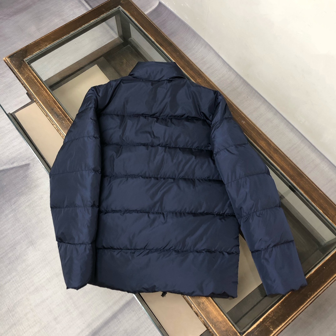 羽绒 新款上架🎬PRADA 普拉达 25秋冬新款羽绒服外套,立领金典款式轻便蓬松保暖舒适,经典百搭实穿,