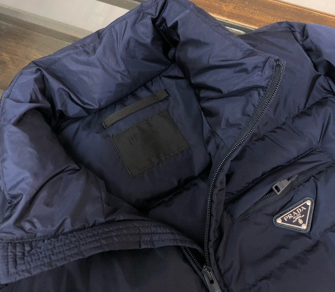 羽绒 新款上架🎬PRADA 普拉达 25秋冬新款羽绒服外套,立领金典款式轻便蓬松保暖舒适,经典百搭实穿,