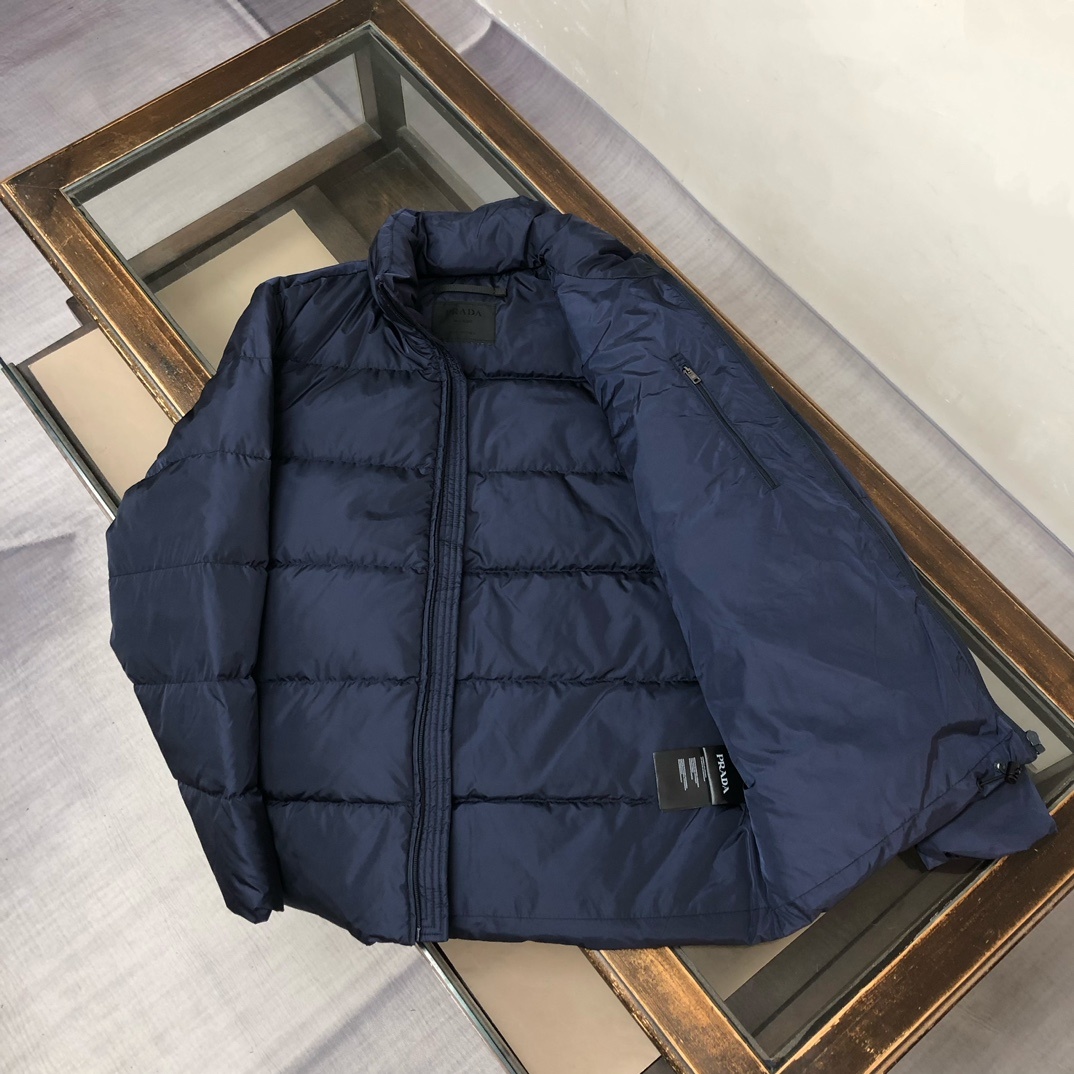 羽绒 新款上架🎬PRADA 普拉达 25秋冬新款羽绒服外套,立领金典款式轻便蓬松保暖舒适,经典百搭实穿,