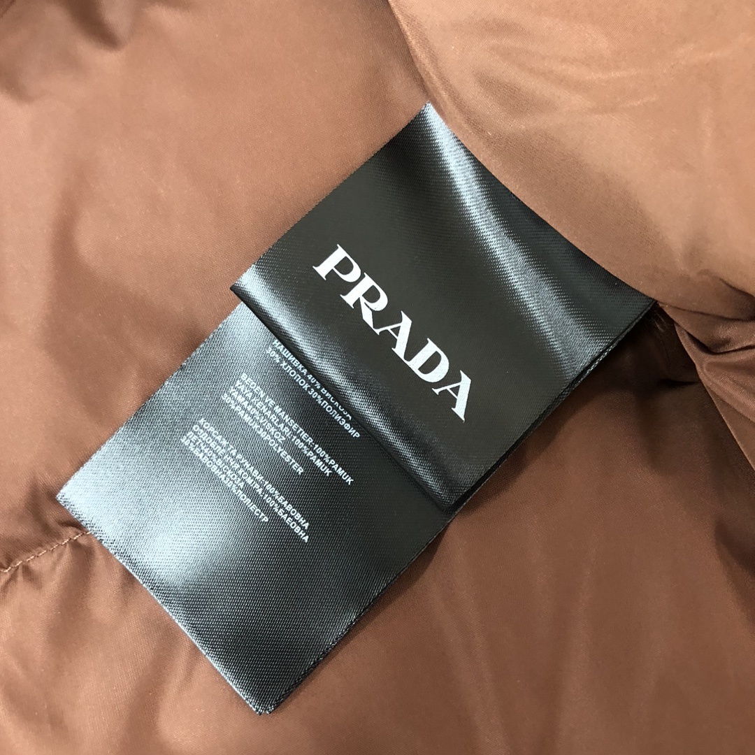 羽绒 新款上架🎬PRADA 普拉达 25秋冬新款羽绒服外套,立领金典款式轻便蓬松保暖舒适,经典百搭实穿,