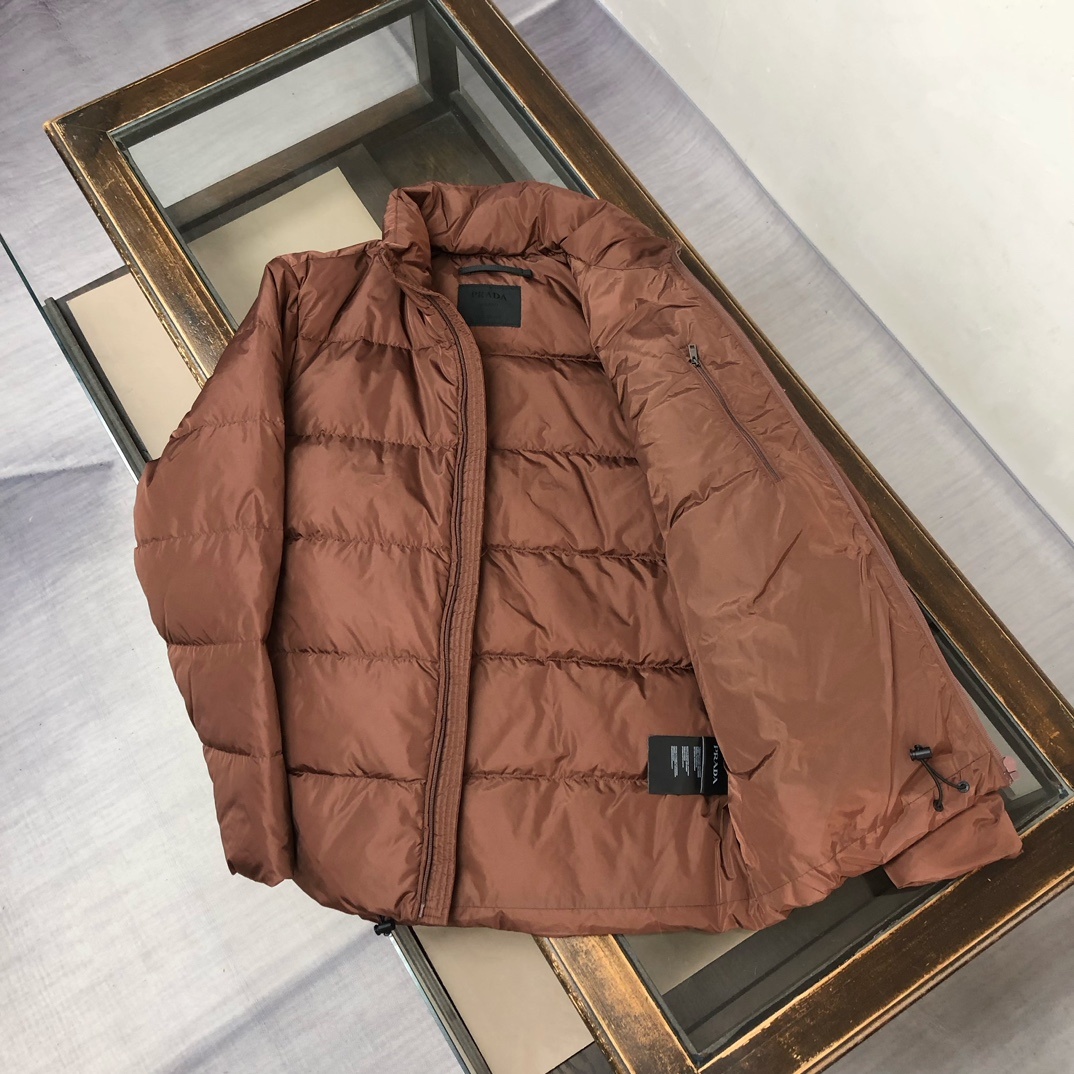羽绒 新款上架🎬PRADA 普拉达 25秋冬新款羽绒服外套,立领金典款式轻便蓬松保暖舒适,经典百搭实穿,