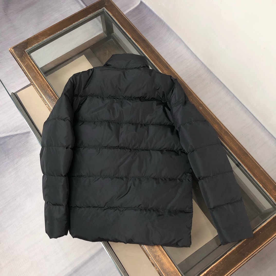 羽绒 新款上架🎬PRADA 普拉达 25秋冬新款羽绒服外套,立领金典款式轻便蓬松保暖舒适,经典百搭实穿,