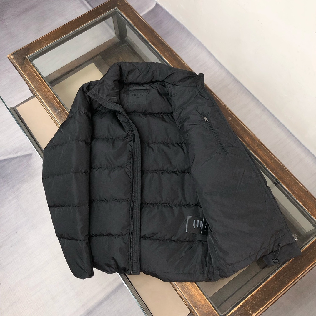 羽绒 新款上架🎬PRADA 普拉达 25秋冬新款羽绒服外套,立领金典款式轻便蓬松保暖舒适,经典百搭实穿,