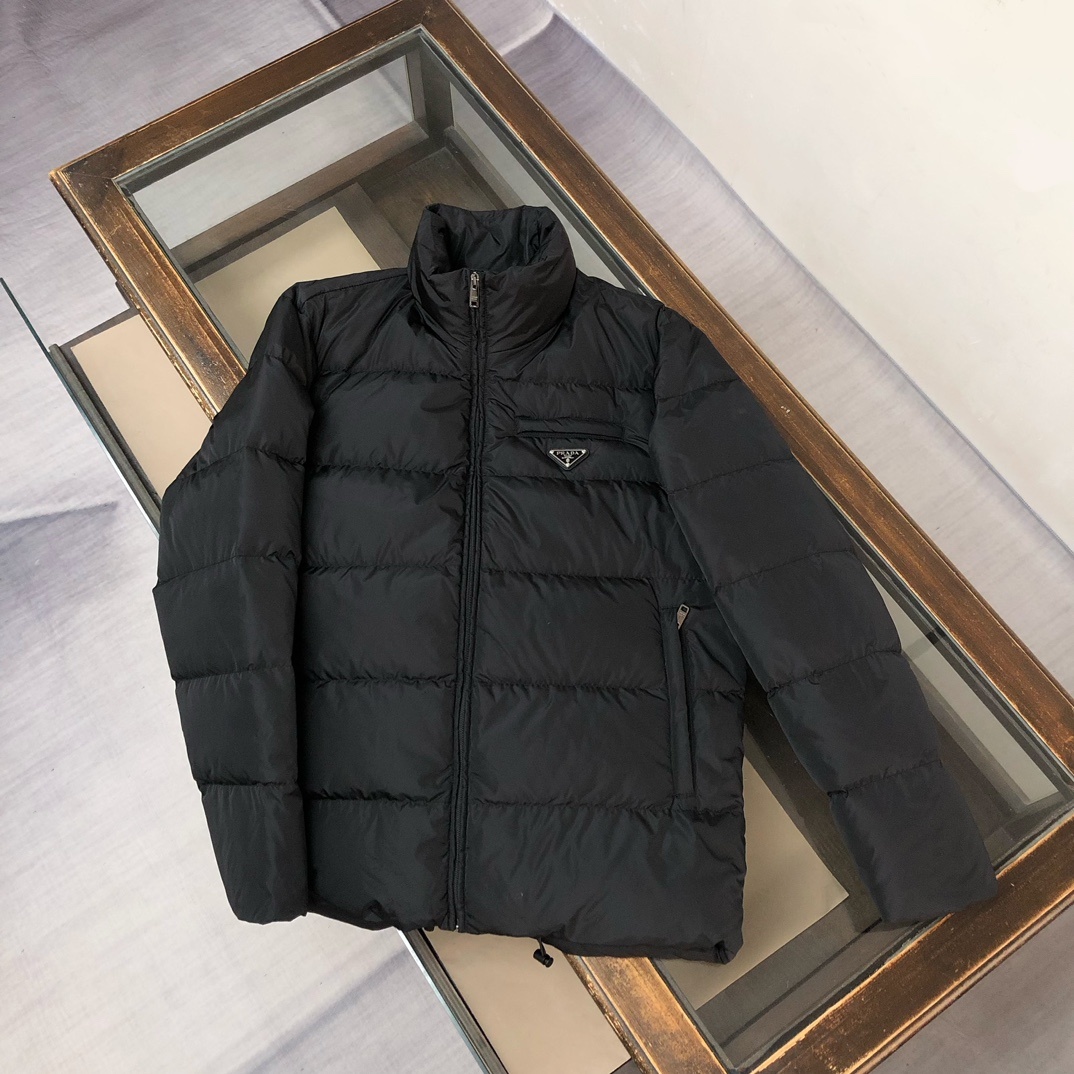 羽绒 新款上架🎬PRADA 普拉达 25秋冬新款羽绒服外套,立领金典款式轻便蓬松保暖舒适,经典百搭实穿,