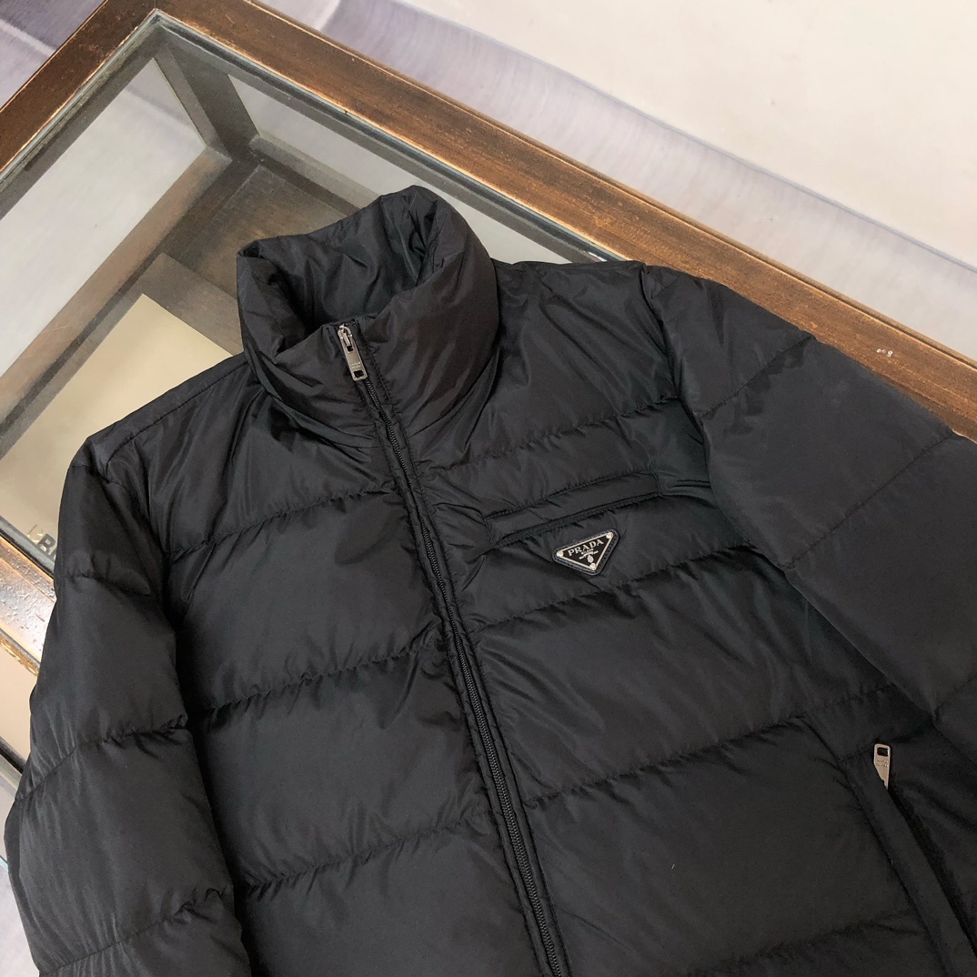 羽绒 新款上架🎬PRADA 普拉达 25秋冬新款羽绒服外套,立领金典款式轻便蓬松保暖舒适,经典百搭实穿,