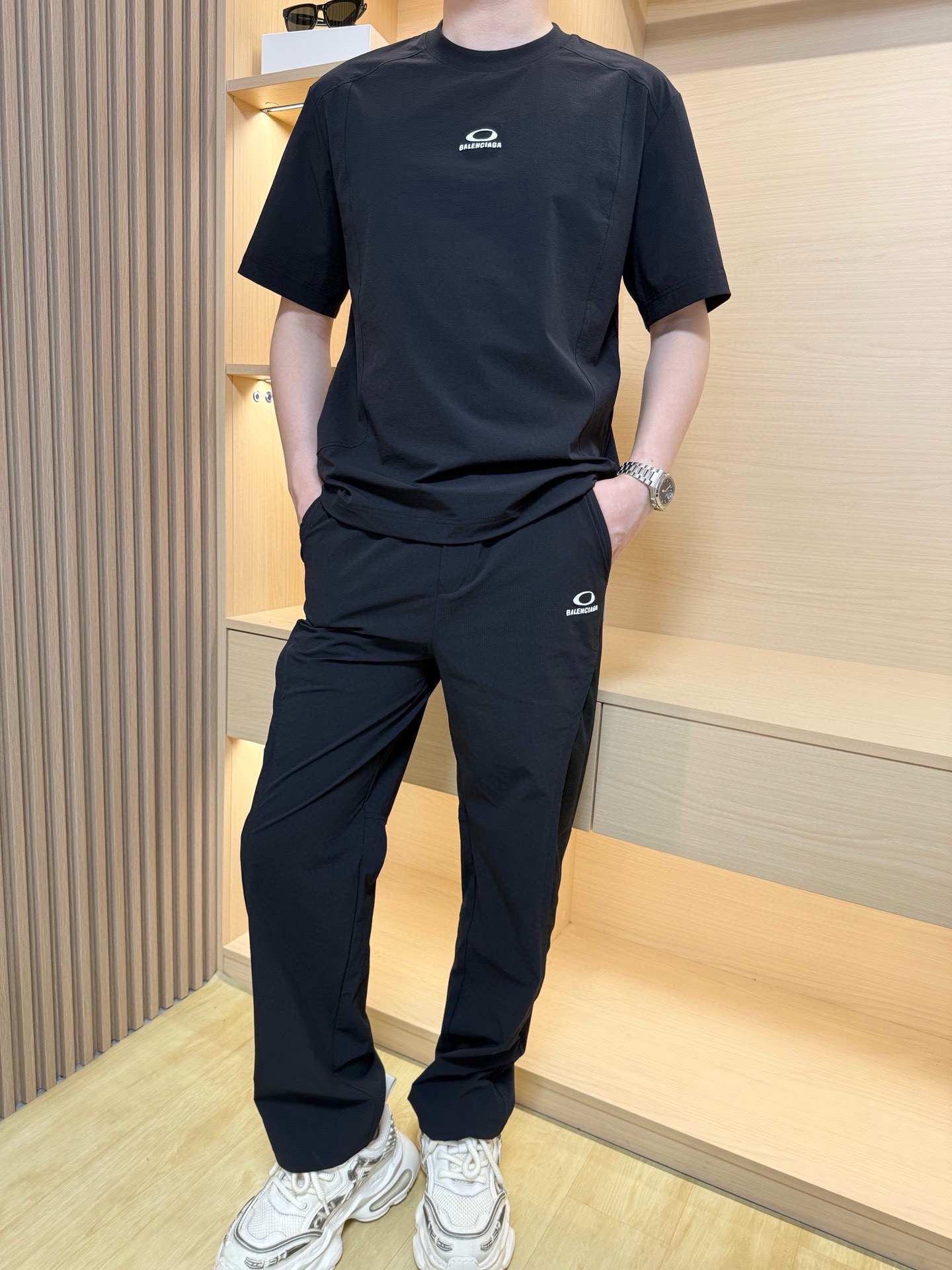 NO:525567,Balenciaga - the latest hit quick-drying casual set in 2025 counters is shipped, and hot-selling items in European and American counters!  Quick-drying black technology fabric, bid farewell to the embarrassment of sweat stains; straight-tube style + three-dimensional tailoring, making it look slim and covers the flesh; embroidered with LOGO, simple and yet stylish. It is versatile and not picky, and it can be unlocked directly when worn!  Easily manage various occasions, keep your eyes closed and don’t step on the thunder!  Size 48-56 (model 180/140 wears 50, with Hong Kong Lane Crawford gift box packaging), ,balenciaga,alexander wang19860909巴黎世家-2025专柜最新爆款速干休闲套装出货 欧美专柜热销单品！速干黑科技面料,告别汗渍尴尬；直筒版型+立体剪裁,显瘦遮肉一绝；刺绣LOGO点缀,简约又不失格调.百搭不挑人,穿上直接解锁时尚新高度！轻松驾驭各种场合,夏日穿搭闭眼入不踩雷！尺码48-56（模特180/140穿50,配香港连卡佛礼盒包装）,,balenciaga,alexander wang,Men's clothing