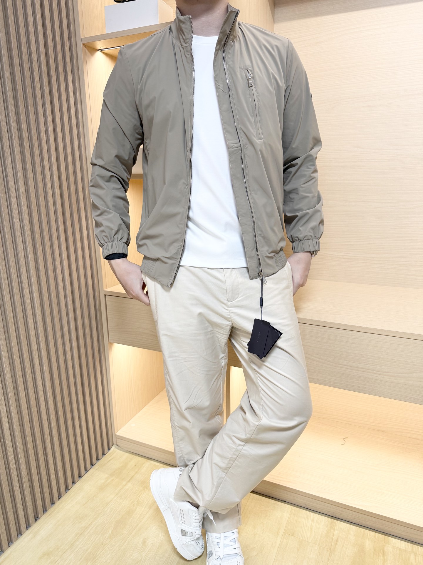 NO:525570,Prada-2025 counter latest hot jackets are shipped, and European and American counters are released simultaneously!  Selected high-quality polyester fiber fabrics imported from Italy are matched with simple and fashionable designs, neatly made, and the rotator sleeve logo is low-key and eye-catching!  Complete three standards, perfect goods for trading companies, must-have for high-end people!  Size 48-56 (model 180/140 wears 50, with Hong Kong Lane Crawford gift box packaging), prada, jackets & coats, alexander wang19860909普拉达-2025专柜最新爆款外套出货 欧美专柜同步发售！精选意大利进口高品质聚酯纤维面料搭配简约时尚的设计,做工工整,肩袖上标志低调又醒目！三标齐全,贸易公司完美货品,高端人士必备！尺码48-56(模特180/140穿50,配香港连卡佛礼盒包装）,,prada,jackets & coats,alexander wang,Men's clothing