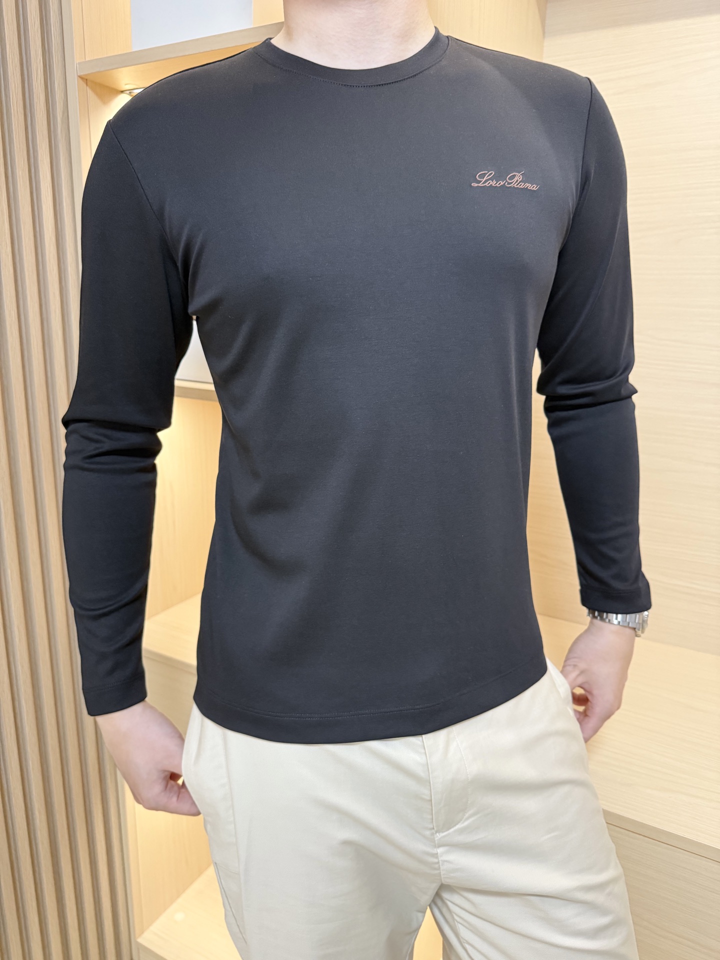 NO:525577,LP-2025 autumn and winter hot products are shipped!  Classic clean color commuting versatile and handsome round neck long-sleeved base shirt. The usual good style. Imported original ultra-fine imported soft mercerized cotton. The fabric is soft and elastic. Basic base shirts are indispensable for men's wardrobe. They can be matched with various clothing anytime and anywhere to meet your daily needs. Size: 48-56 (model wears 180/140 for 50, with Hong Kong Lane Crawford gift box packaging), loro piano, alexander wang19860909LP-2025秋冬爆款打底出货！经典净色通勤百搭帅气的圆领长袖打底衫 一贯的好版型 进口原版超细进口柔软丝光棉.面料柔软 弹性细腻 男人的衣柜都少不了基础打底衫 随时随地都可以拿来搭配各种服饰 满足您日常生活需求 .尺码:48-56(模特180/140穿50,配香港连卡佛礼盒包装),,loro piana,alexander wang,Men's clothing