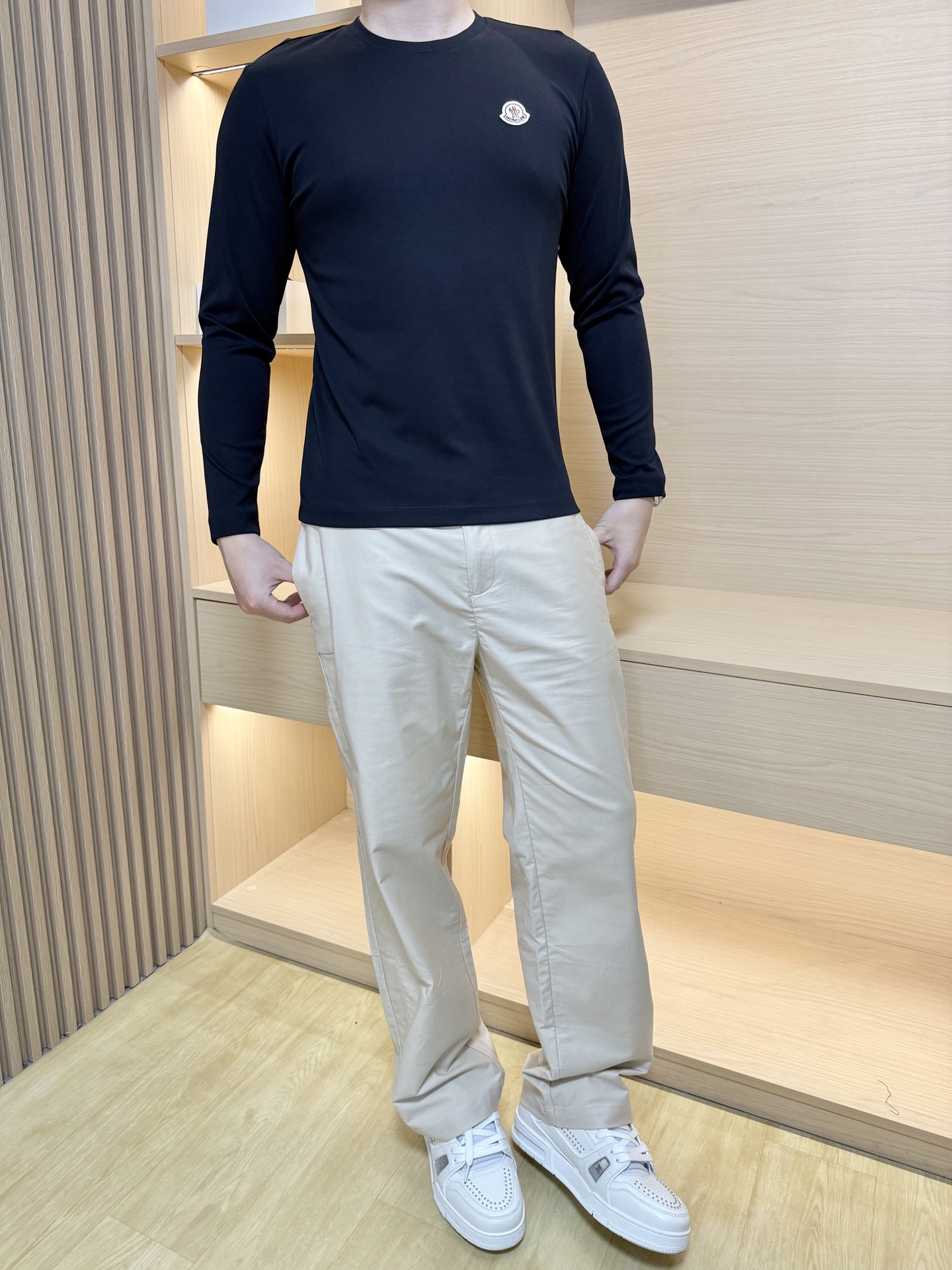 NO:525579,The 2025 autumn and winter hot products are shipped!  Classic clean color commuting versatile and handsome round neck long-sleeved base shirt. The usual good version. Imported original ultra-fine imported soft mercerized cotton. The fabric is soft and elastic. Basic base shirts are indispensable for men's wardrobe. They can be matched with various clothing anytime and anywhere to meet your daily needs. Size: 48-56 (model wears 180/140 for 50, with Hong Kong Lane Crawford gift box packaging), Moncler, alexander wang19860909蒙口-2025秋冬爆款打底出货！经典净色通勤百搭帅气的圆领长袖打底衫 一贯的好版型 进口原版超细进口柔软丝光棉.面料柔软 弹性细腻 男人的衣柜都少不了基础打底衫 随时随地都可以拿来搭配各种服饰 满足您日常生活需求 .尺码:48-56(模特180/140穿50,配香港连卡佛礼盒包装),,Moncler,alexander wang,Men's clothing