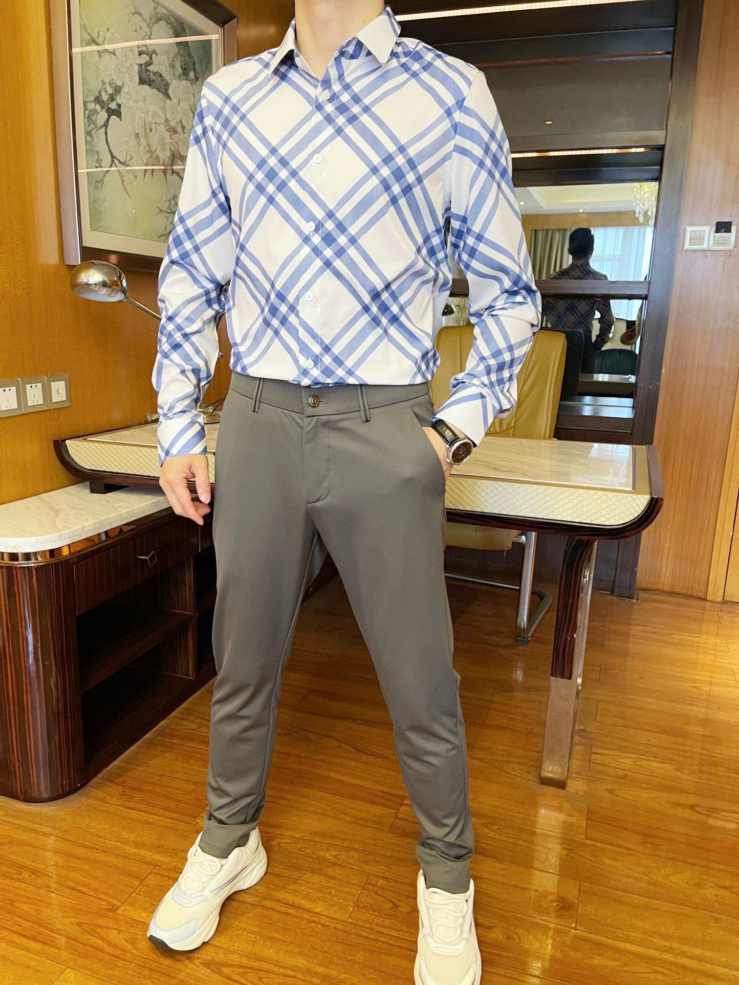 NO:525585,Burberry-2025 counter latest hot casual pants shipped, hot-selling items in European and American counters!  Selected Italian imported Tianshi cotton fabric with a straight slim fit design, limited English on the waist side and plaid embellishment on the back pocket to highlight your taste. You are definitely worthy of it. Number 29-38 (model 180/140 wears 32, with Hong Kong Lane Crawford gift box packaging),,alexander wang19860909博柏利-2025专柜最新爆款休闲裤出货 欧美专柜热销单品！精选意大利进口天丝棉面料搭配直筒修身设计,后腰侧的限定英文和后袋口的格纹点缀彰显品味 您绝对值得拥有.码数29-38（模特180/140穿32,配香港连卡佛礼盒包装）,,alexander wang,Men's clothing