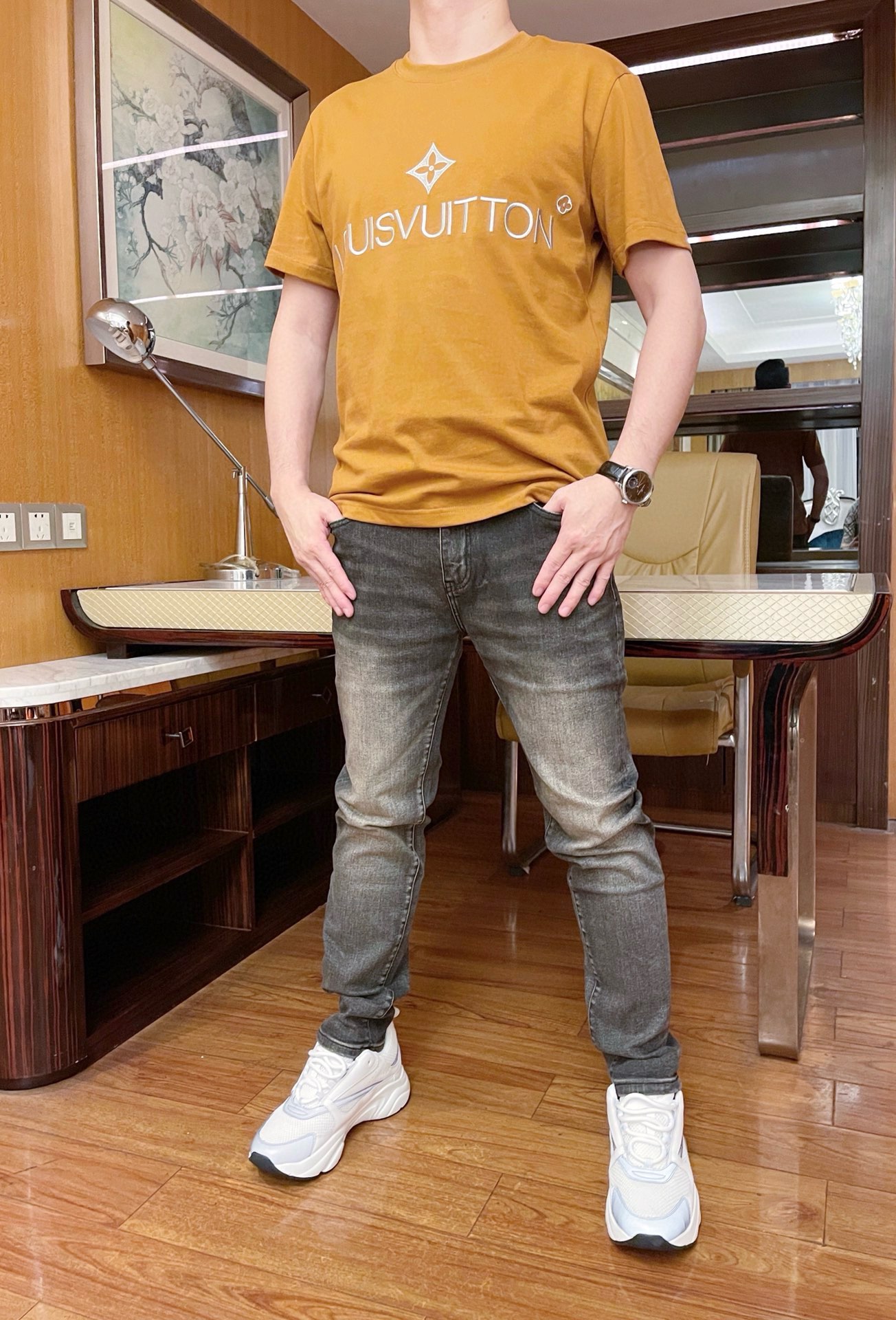 NO:525565,Fendi-2025 counter latest jeans are shipped, European and American counters are on sale simultaneously. Selected custom tannins imported from Italy and matched with the latest straight slim design, rear pocket brand embroidery and the latest leather logo show the charm. You are definitely worthy of having it. Number 29-38 (model 180/140 wears 32, with Hong Kong Lane Crawford gift box packaging), fendi, jeans, alexander wang19860909芬迪-2025专柜最新款牛仔裤出货 欧美专柜同步发售.精选意大利进口定制丹宁面料搭配最新的直筒修身设计,后口袋品牌刺绣和最新皮标相当彰显韵味 您绝对值得拥有.码数29-38（模特180/140穿32,配香港连卡佛礼盒包装）,,fendi,jeans,alexander wang,Men's clothing