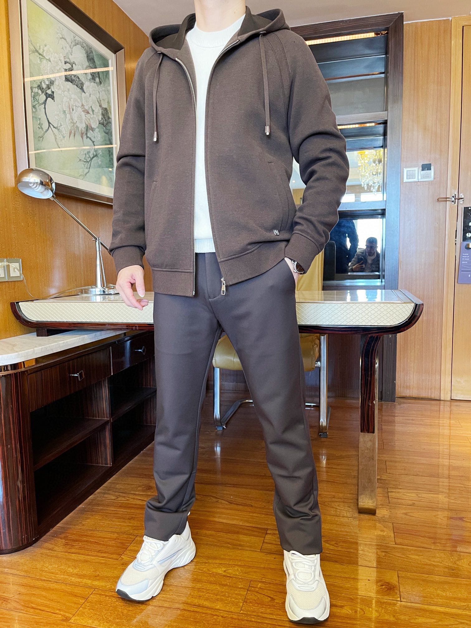 NO:525571,The latest LP-2025 counters are shipped with brown jackets and European and American counters are on sale at the same time!  Selected Italian imported Tennis wool + recycled fiber fabrics with simple and elegant design, the exquisite small labels on the side of the single-sided pocket and sheepskin embellishment are full of charm, absolutely suitable for you who are low-key and tasteful. Size: 48-56 (model wears 50 sizes 180/140, with Hong Kong Lane Crawford gift box packaging), loro piano, jackets & coats, sheepskin, alexander wang19860909LP-2025专柜最新款外套咖色出货 欧美专柜同步发售！精选意大利进口天丝羊毛+再生纤维面料搭配简约大方的设计,单边口袋侧的精致小标和绵羊皮点缀韵味十足 绝对适合低调有品味的您.尺码:48-56（模特180/140穿50码,配香港连卡佛礼盒包装）,,loro piana,jackets & coats,sheepskin,alexander wang,Men's clothing