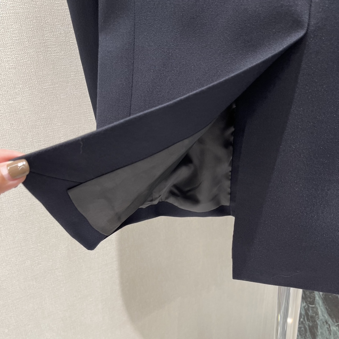 PD 25秋冬新款 西装外套 免烫工艺处理垂顺不易皱翻领垫肩西装 简约复古格调尽显宽松廓形剪裁上身包容时