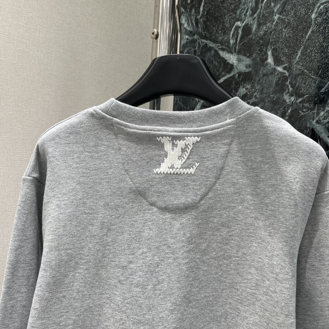 路易 25秋冬新款 字母刺绣圆领卫衣 胸前带有字母元素 增添设计感 打破单调 宽松的版型对身材包容性好能