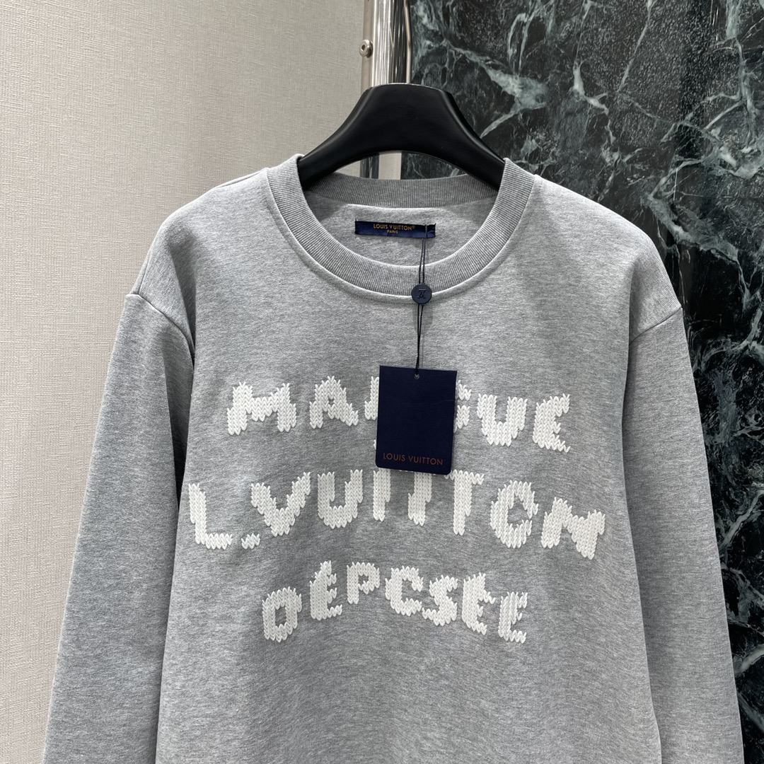 路易 25秋冬新款 字母刺绣圆领卫衣 胸前带有字母元素 增添设计感 打破单调 宽松的版型对身材包容性好能