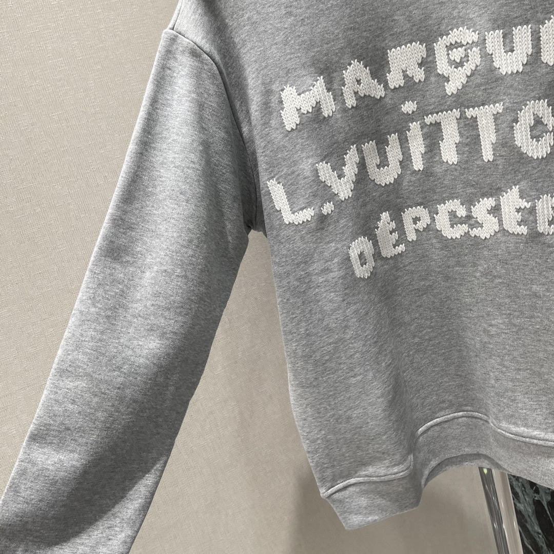 路易 25秋冬新款 字母刺绣圆领卫衣 胸前带有字母元素 增添设计感 打破单调 宽松的版型对身材包容性好能