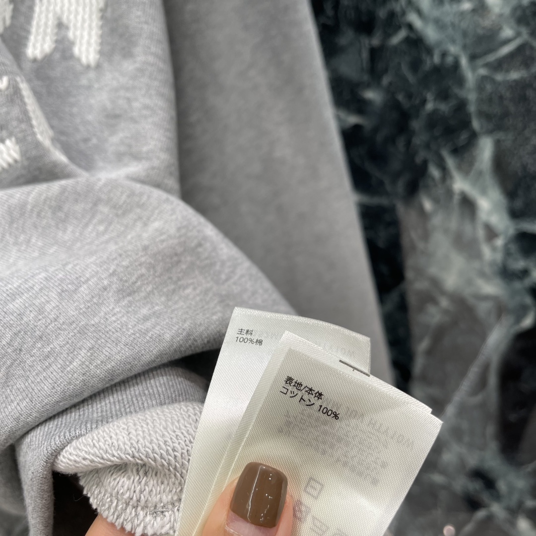 路易 25秋冬新款 字母刺绣圆领卫衣 胸前带有字母元素 增添设计感 打破单调 宽松的版型对身材包容性好能