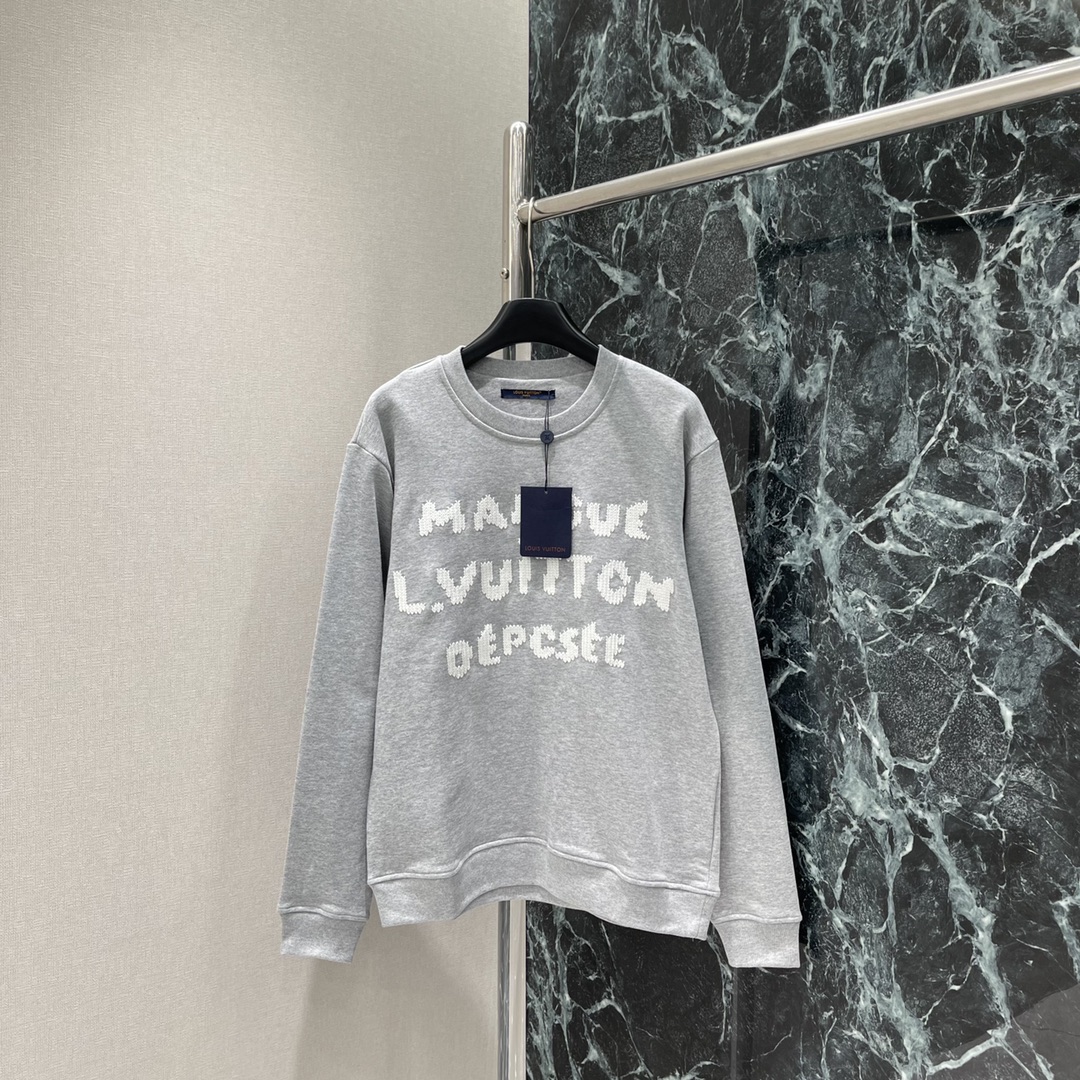 路易 25秋冬新款 字母刺绣圆领卫衣 胸前带有字母元素 增添设计感 打破单调 宽松的版型对身材包容性好能