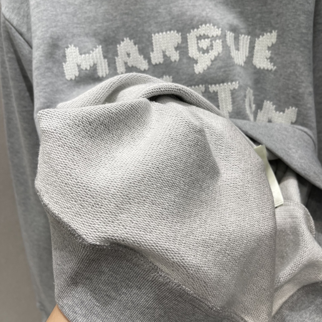 路易 25秋冬新款 字母刺绣圆领卫衣 胸前带有字母元素 增添设计感 打破单调 宽松的版型对身材包容性好能