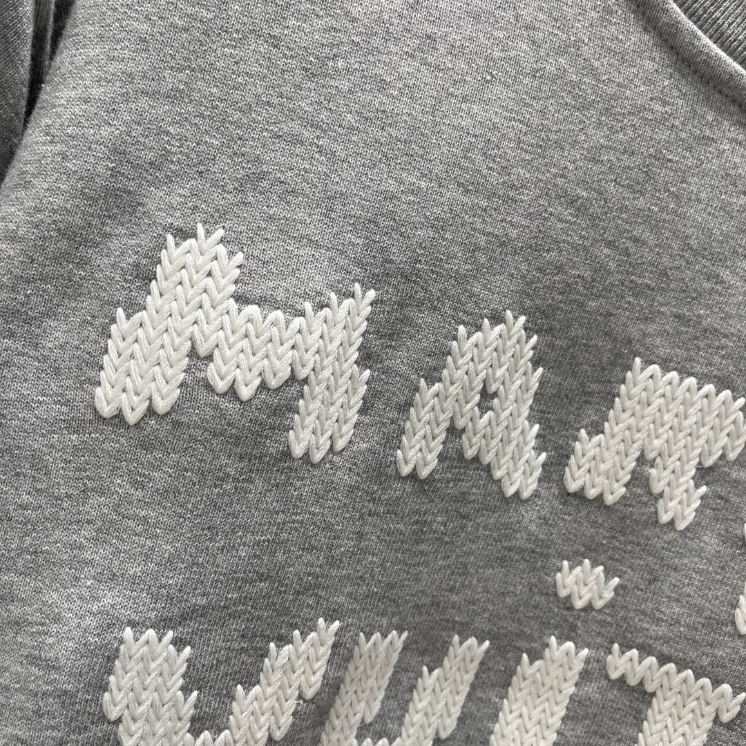 路易 25秋冬新款 字母刺绣圆领卫衣 胸前带有字母元素 增添设计感 打破单调 宽松的版型对身材包容性好能