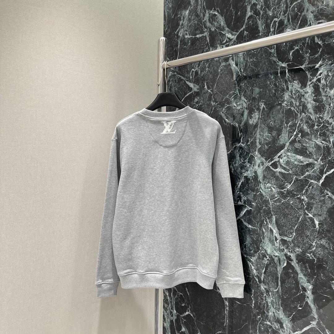 路易 25秋冬新款 字母刺绣圆领卫衣 胸前带有字母元素 增添设计感 打破单调 宽松的版型对身材包容性好能