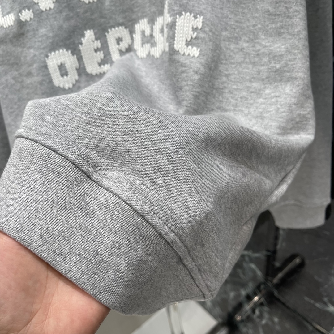 路易 25秋冬新款 字母刺绣圆领卫衣 胸前带有字母元素 增添设计感 打破单调 宽松的版型对身材包容性好能