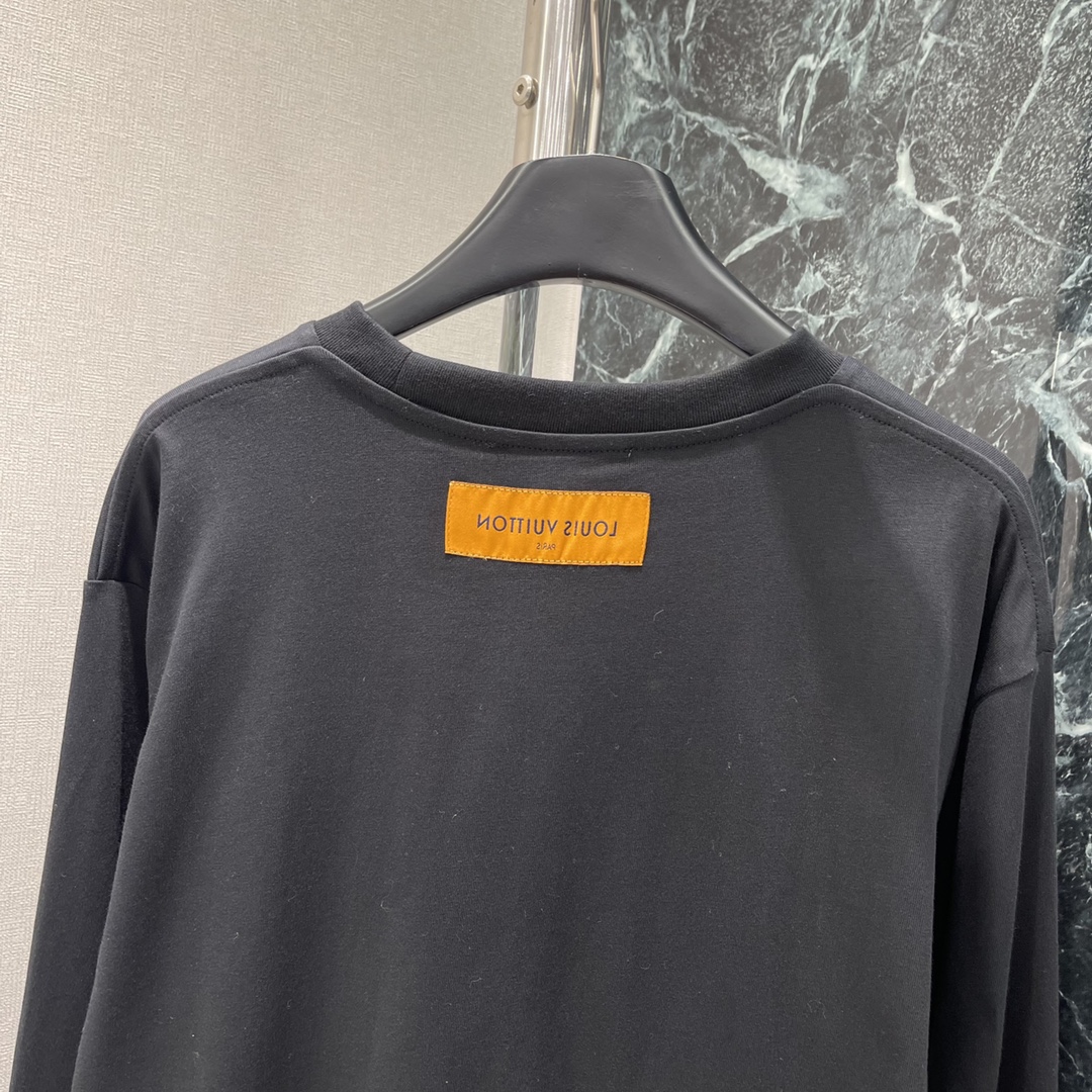 路易 25秋冬新款 logo压花长袖圆领T恤 超级舒适的圆领T恤早秋穿搭最佳选择日常出街必备单穿当内搭都