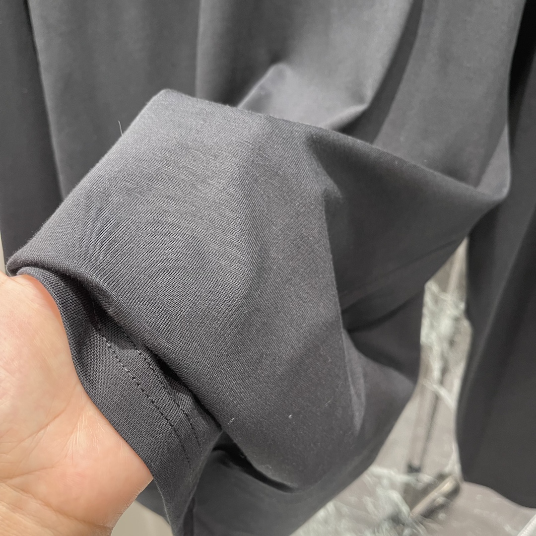 路易 25秋冬新款 logo压花长袖圆领T恤 超级舒适的圆领T恤早秋穿搭最佳选择日常出街必备单穿当内搭都