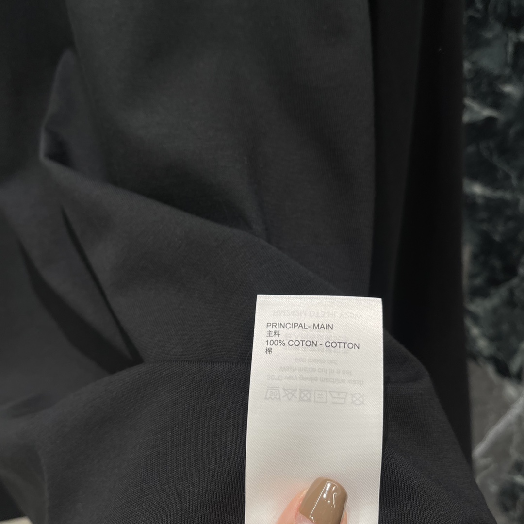 路易 25秋冬新款 logo压花长袖圆领T恤 超级舒适的圆领T恤早秋穿搭最佳选择日常出街必备单穿当内搭都