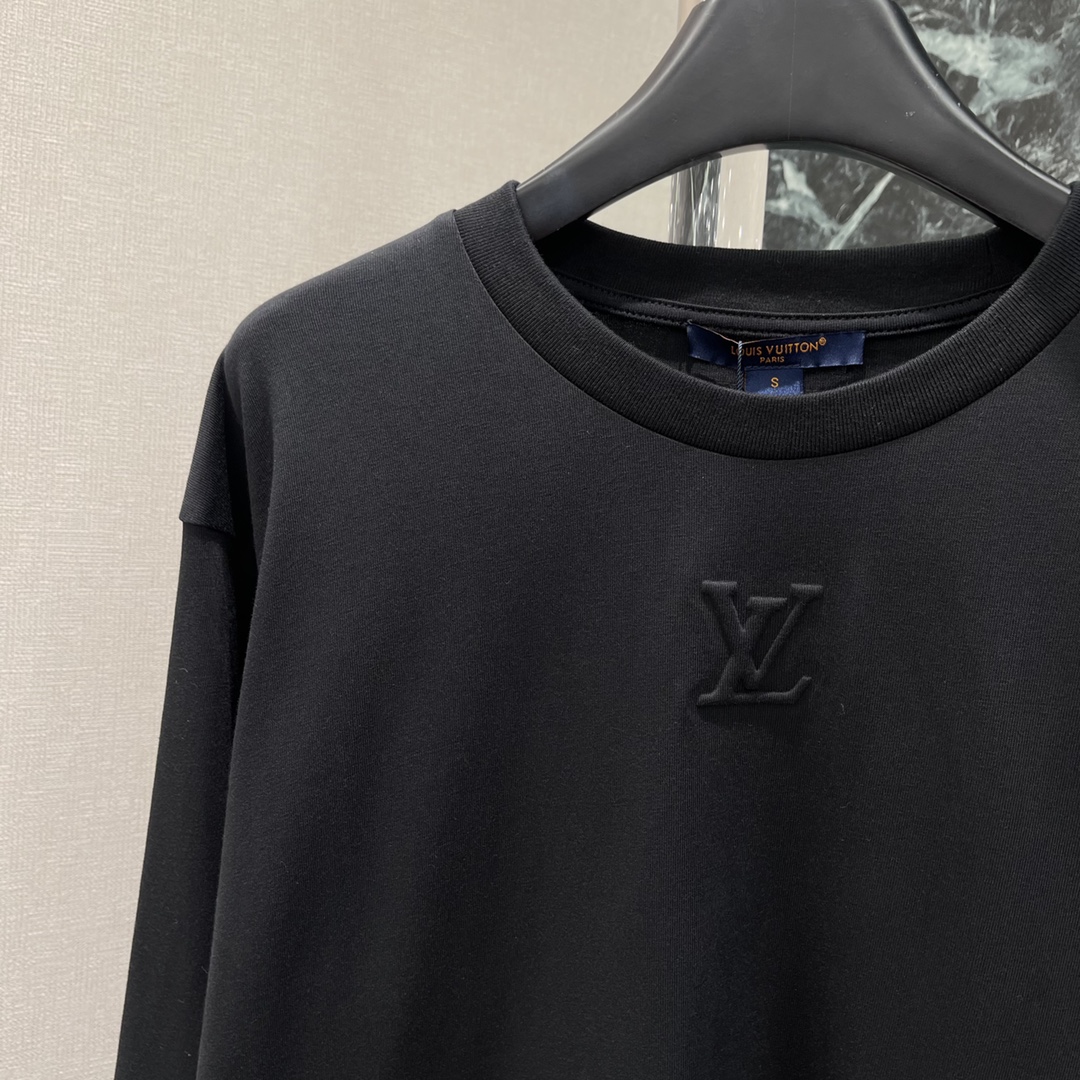路易 25秋冬新款 logo压花长袖圆领T恤 超级舒适的圆领T恤早秋穿搭最佳选择日常出街必备单穿当内搭都