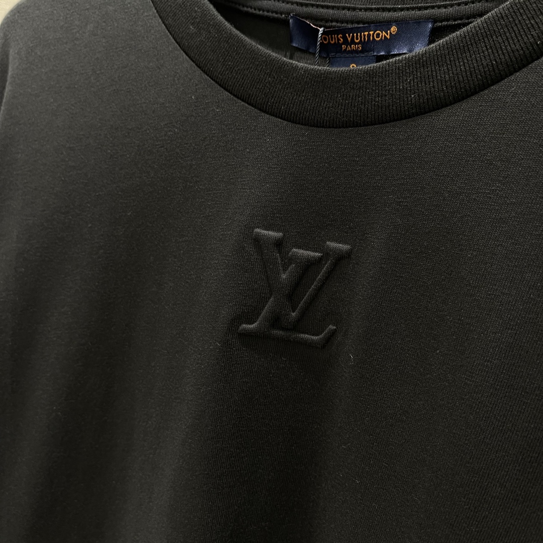 路易 25秋冬新款 logo压花长袖圆领T恤 超级舒适的圆领T恤早秋穿搭最佳选择日常出街必备单穿当内搭都