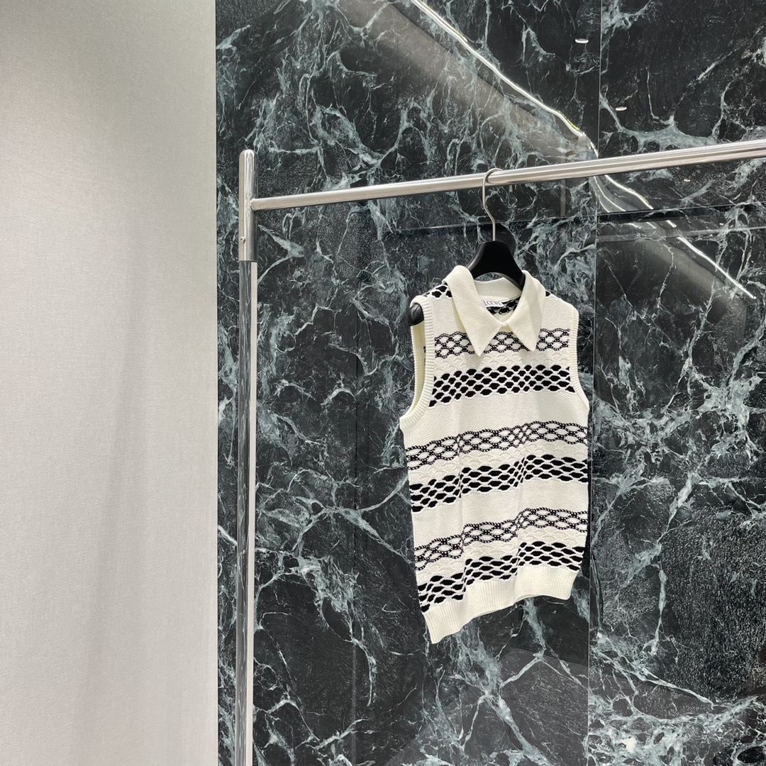 罗意威 25秋冬新款 翻领条纹针织背心 翻领背心设计包边以坑条勾勒轮廓线细节满分基础裁剪配合大身黑白交替