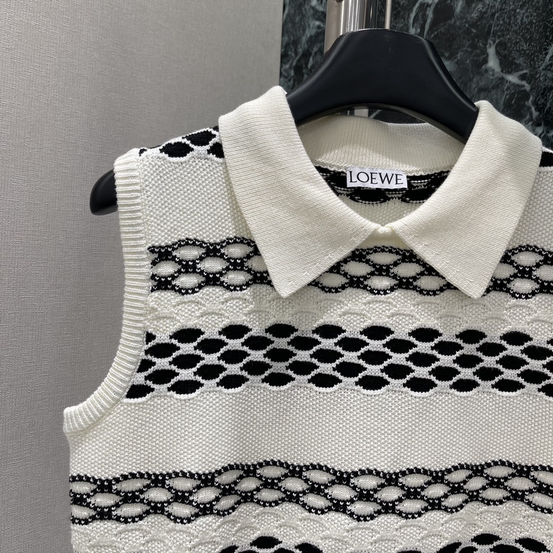 罗意威 25秋冬新款 翻领条纹针织背心 翻领背心设计包边以坑条勾勒轮廓线细节满分基础裁剪配合大身黑白交替