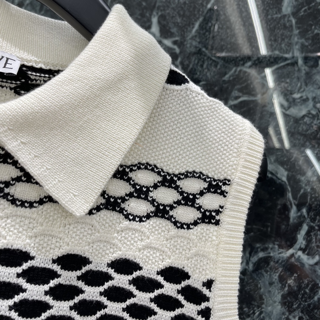 罗意威 25秋冬新款 翻领条纹针织背心 翻领背心设计包边以坑条勾勒轮廓线细节满分基础裁剪配合大身黑白交替