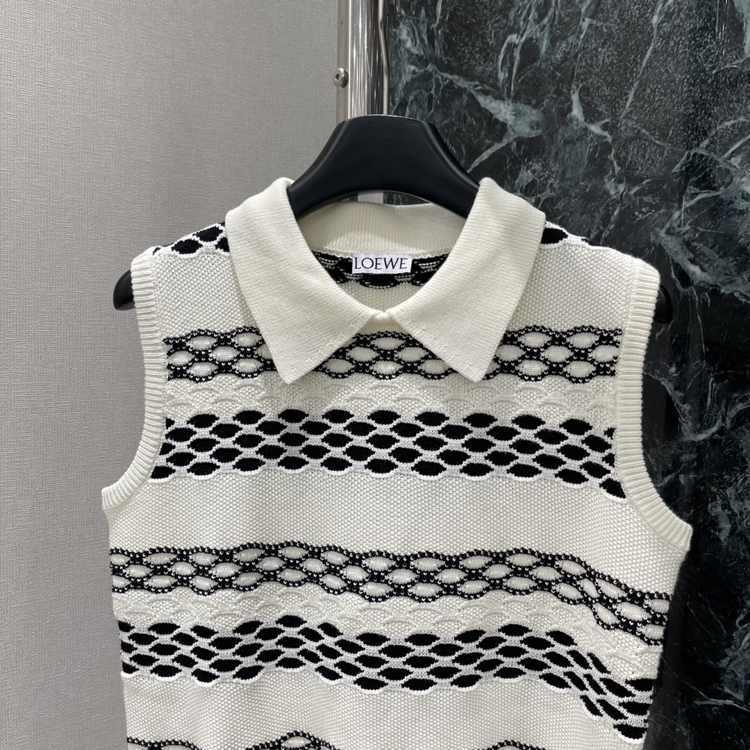 罗意威 25秋冬新款 翻领条纹针织背心 翻领背心设计包边以坑条勾勒轮廓线细节满分基础裁剪配合大身黑白交替