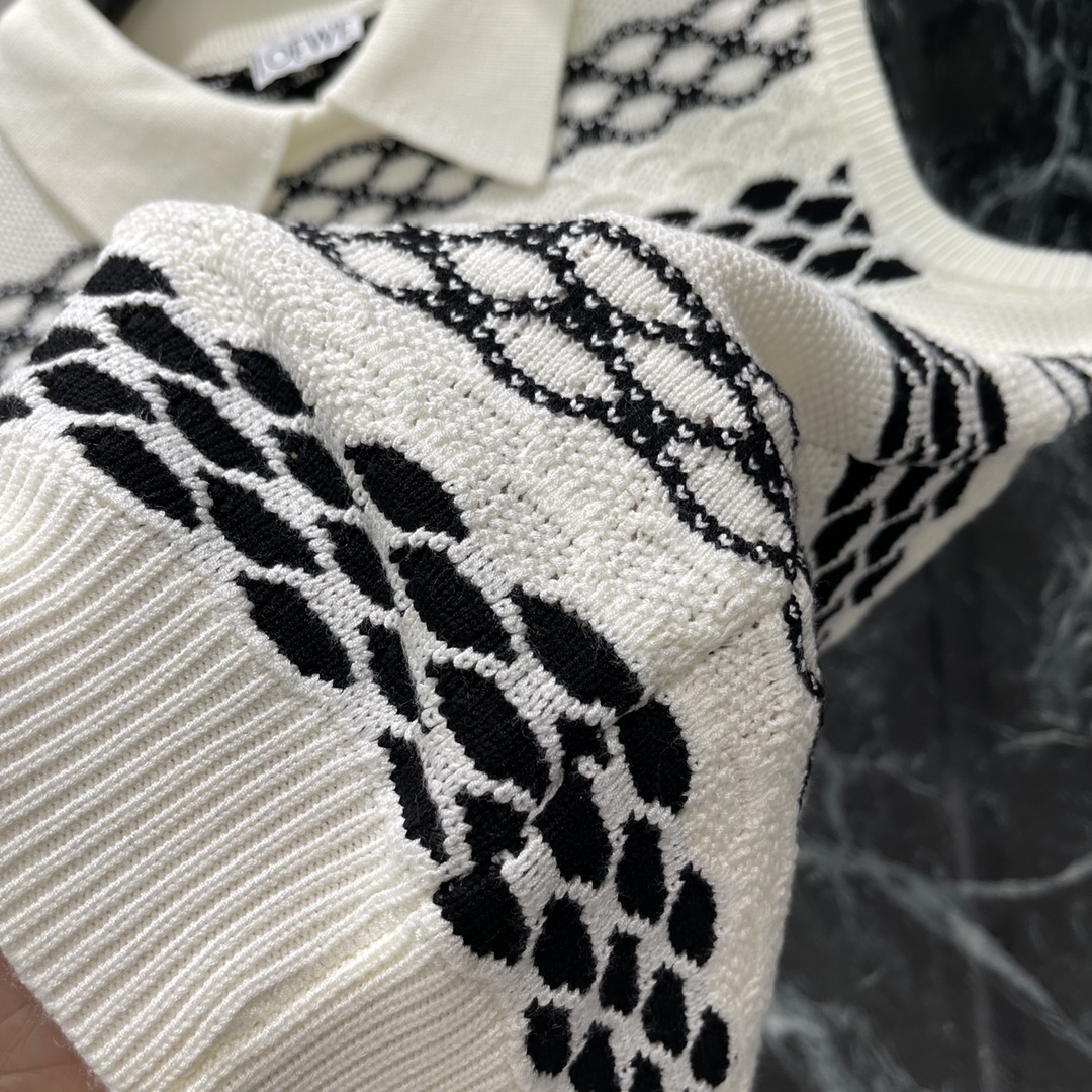 罗意威 25秋冬新款 翻领条纹针织背心 翻领背心设计包边以坑条勾勒轮廓线细节满分基础裁剪配合大身黑白交替