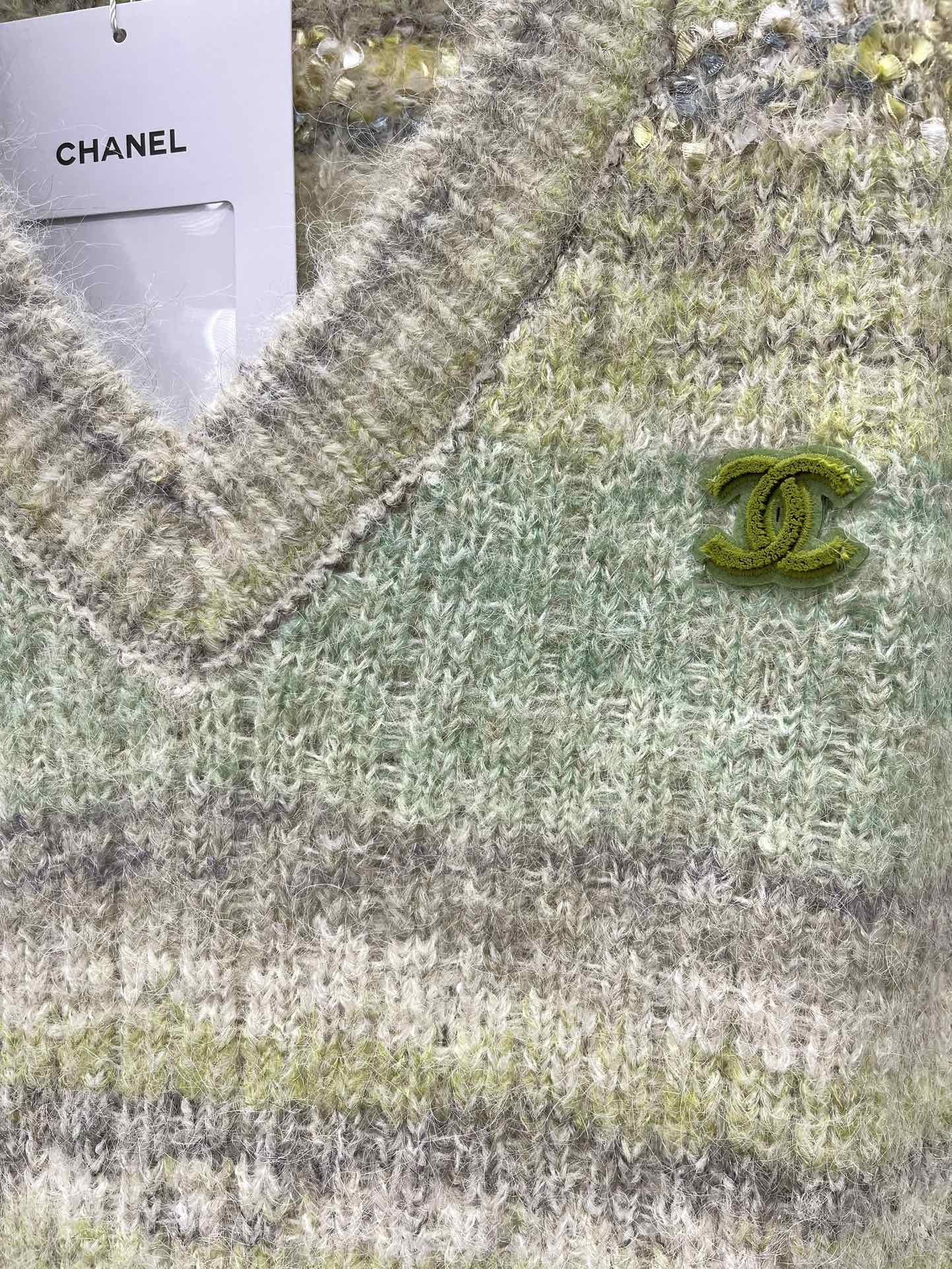 CHANEL V-Neck Gradient Mohair Sleeveless Vest - Super Slimming Design 5 i1758081469 1317 3