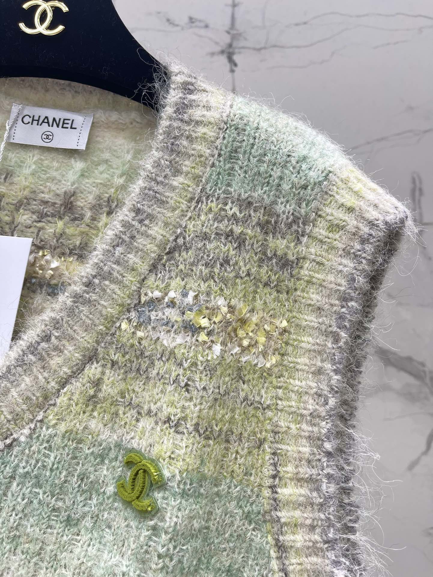 CHANEL V-Neck Gradient Mohair Sleeveless Vest - Super Slimming Design 4 i1758081469 4798 2