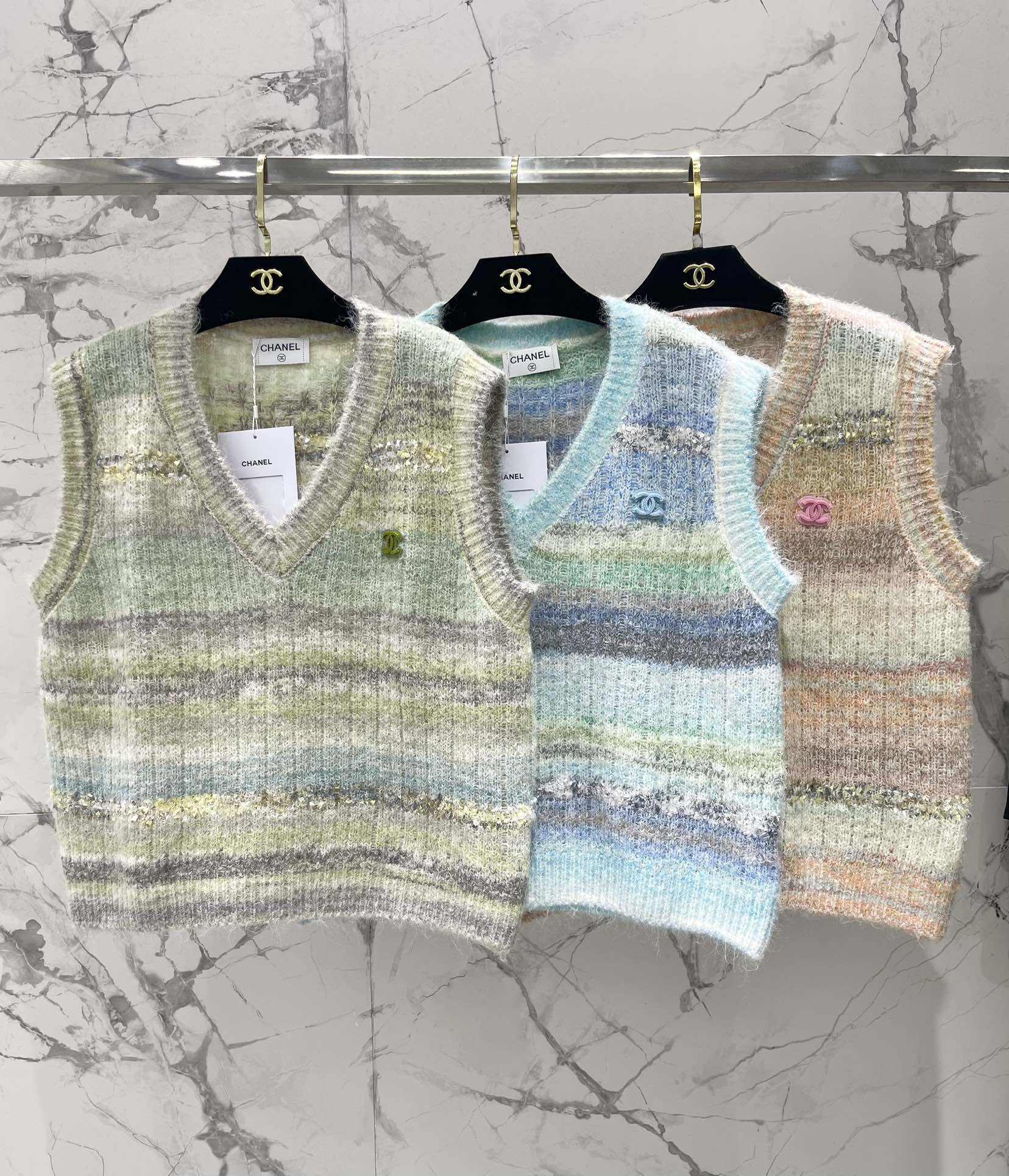 CHANEL V-Neck Gradient Mohair Sleeveless Vest - Super Slimming Design 9 i1758081469 6354 7