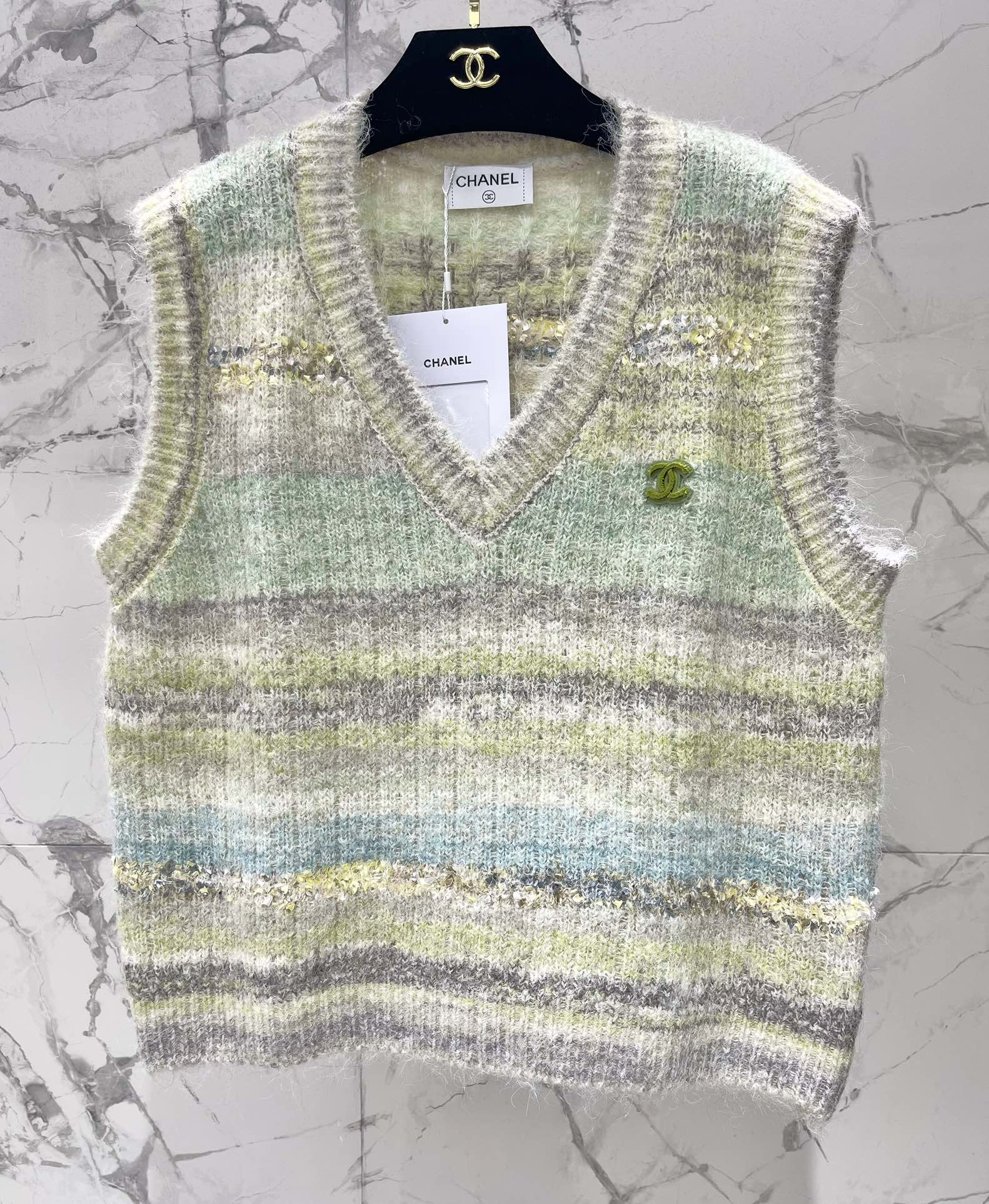 CHANEL V-Neck Gradient Mohair Sleeveless Vest - Super Slimming Design 3 i1758081469 8326 1