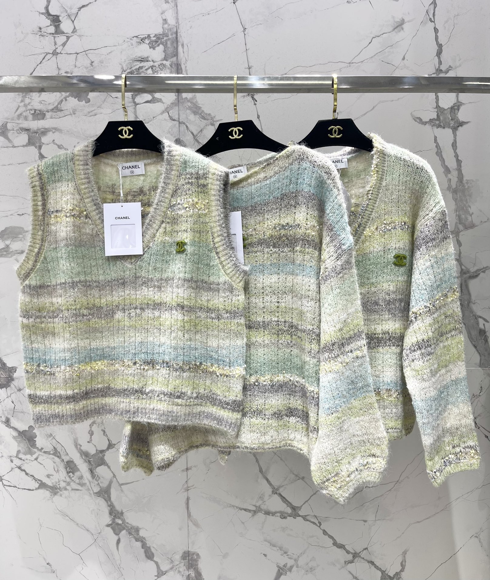 CHANEL V-Neck Gradient Mohair Sleeveless Vest - Super Slimming Design 10 i1758081486 2395 0