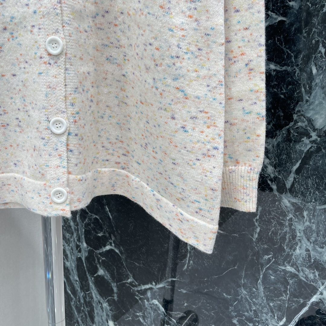 罗意威 25秋冬新款 撞色刺绣针织开衫 胸前重工撞色刺绣图腾与成衣相呼应 上身非常温柔 精致螺纹包边 形