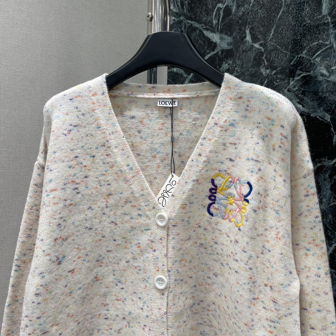 罗意威 25秋冬新款 撞色刺绣针织开衫 胸前重工撞色刺绣图腾与成衣相呼应 上身非常温柔 精致螺纹包边 形