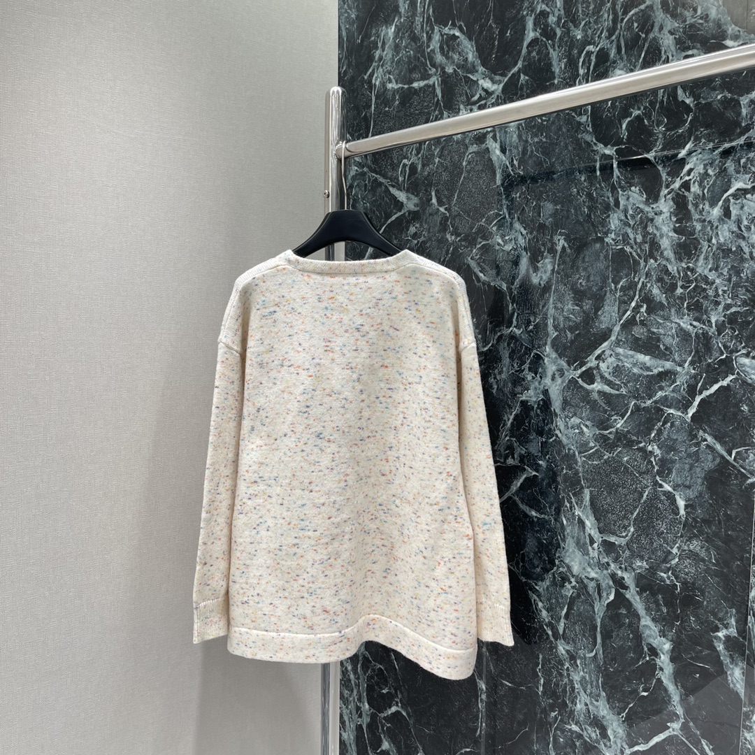 罗意威 25秋冬新款 撞色刺绣针织开衫 胸前重工撞色刺绣图腾与成衣相呼应 上身非常温柔 精致螺纹包边 形