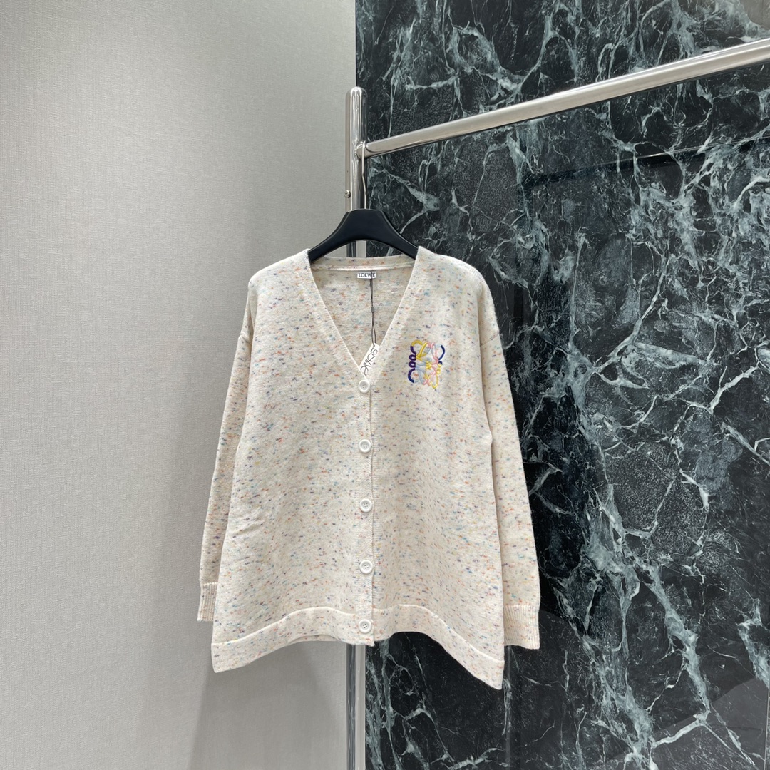 罗意威 25秋冬新款 撞色刺绣针织开衫 胸前重工撞色刺绣图腾与成衣相呼应 上身非常温柔 精致螺纹包边 形