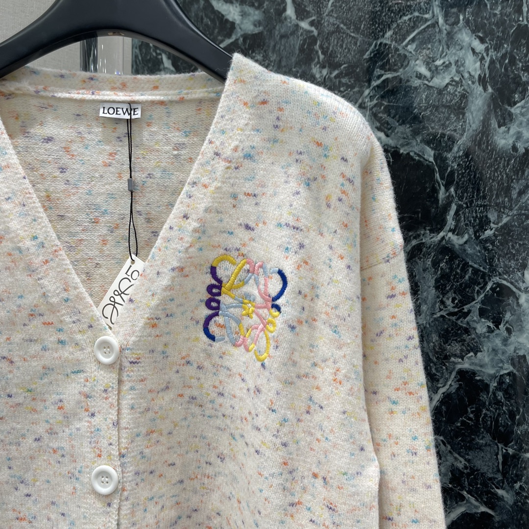 罗意威 25秋冬新款 撞色刺绣针织开衫 胸前重工撞色刺绣图腾与成衣相呼应 上身非常温柔 精致螺纹包边 形