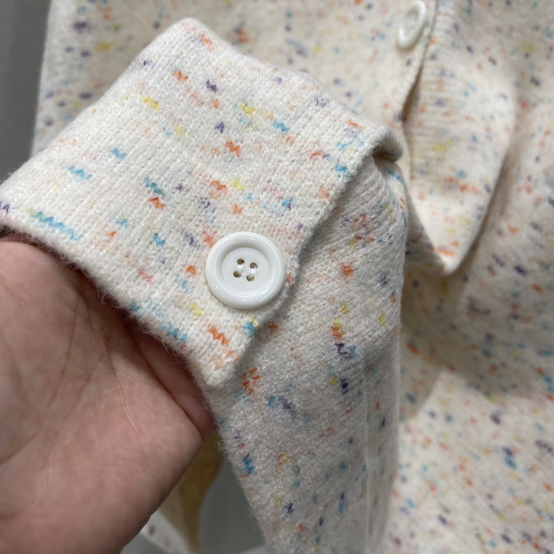 罗意威 25秋冬新款 撞色刺绣针织开衫 胸前重工撞色刺绣图腾与成衣相呼应 上身非常温柔 精致螺纹包边 形