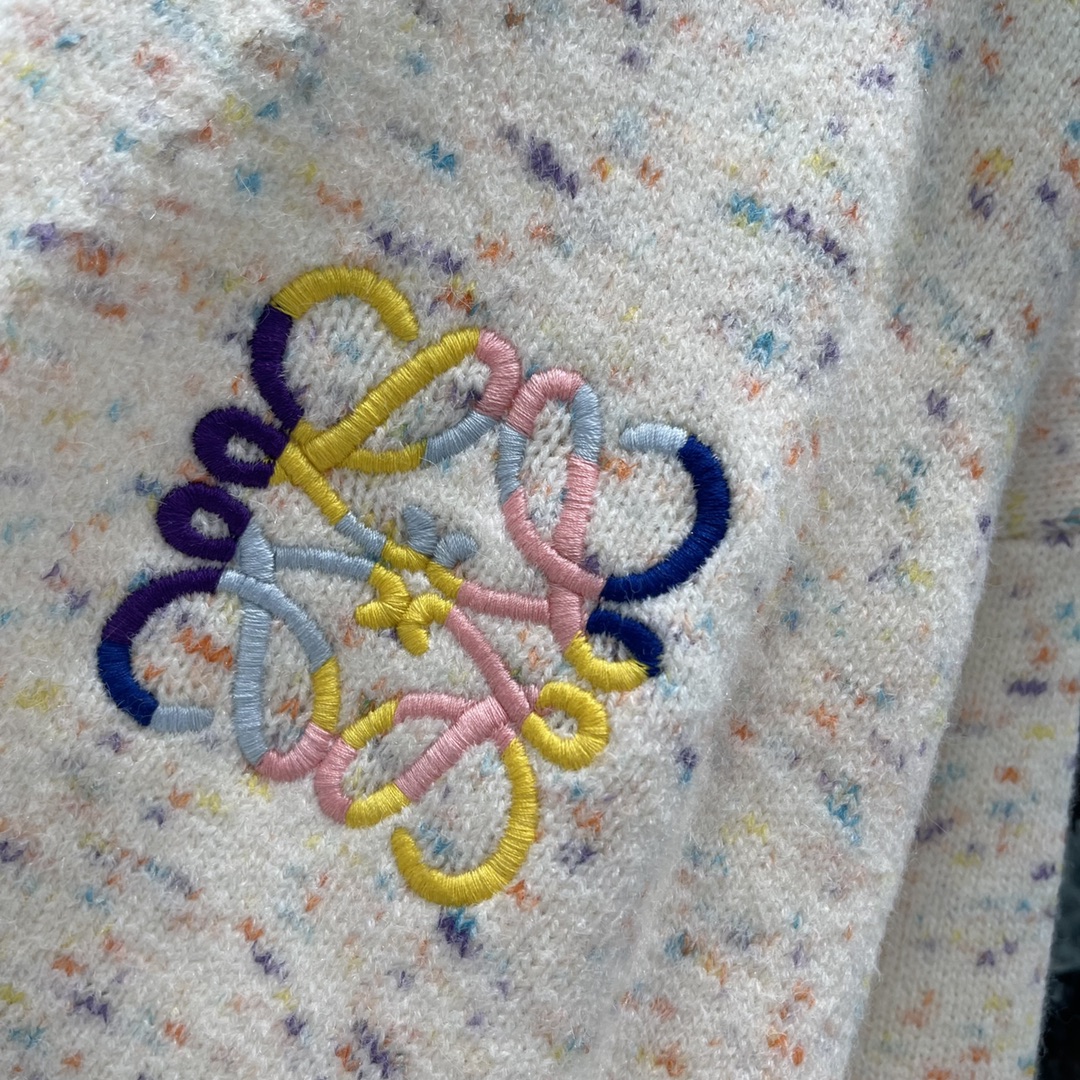 罗意威 25秋冬新款 撞色刺绣针织开衫 胸前重工撞色刺绣图腾与成衣相呼应 上身非常温柔 精致螺纹包边 形