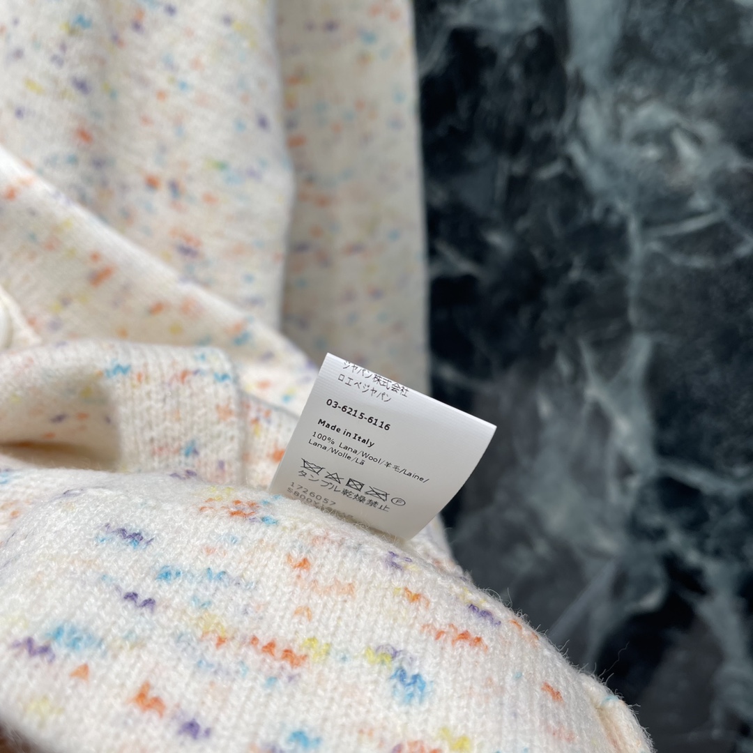 罗意威 25秋冬新款 撞色刺绣针织开衫 胸前重工撞色刺绣图腾与成衣相呼应 上身非常温柔 精致螺纹包边 形