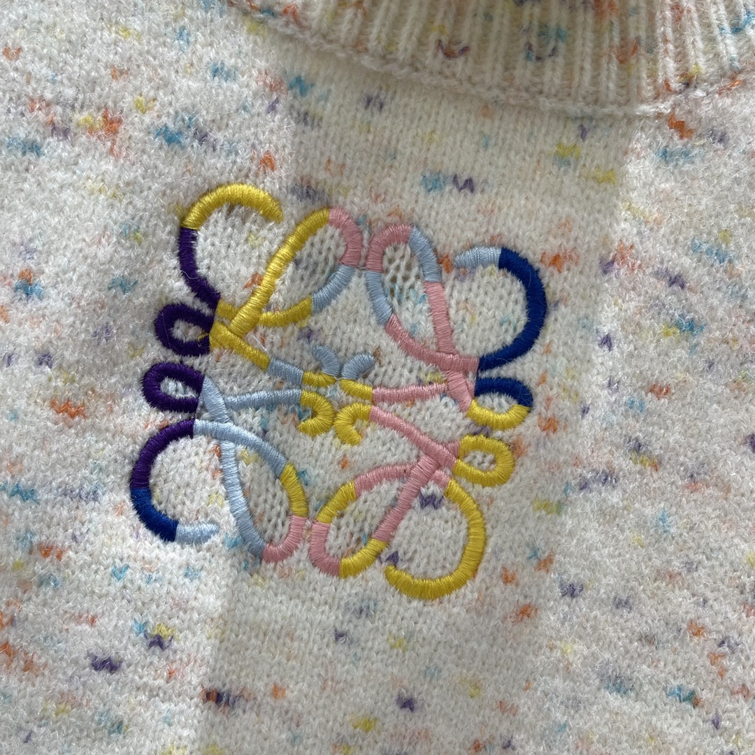 罗意威 25秋冬新款 撞色刺绣针织短袖 胸前重工撞色刺绣图腾与成衣相呼应 上身非常温柔 精致螺纹包边 形